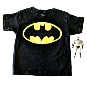 Boys 4/5t Batman t-shirt with action figure